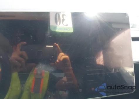 2023 Tesla Model Y Awd/Long Range Dual Motor All-Wheel Drive z USA, uszkodzony, nr VIN 7SAYGAEE9PF899481